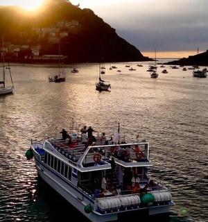 un vaixell amb gent a l'aigua