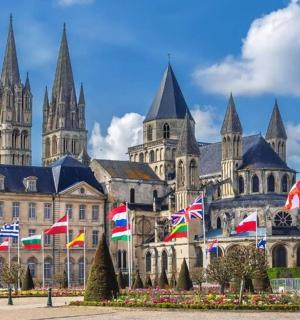 一座前面挂着旗帜的大楼