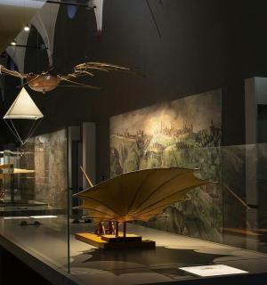 博物馆桌子上展示着一把雨伞