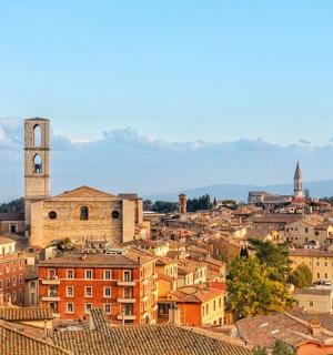 带有钟楼的城市景观