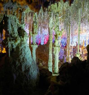 充满岩层的洞穴