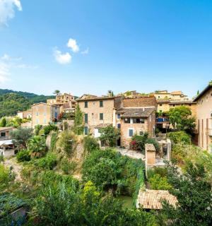 山上的村庄,有河流和建筑物