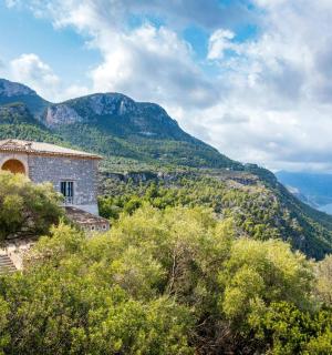 位于水体旁的山上的建筑