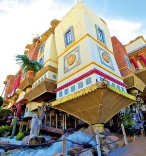 一座前面有喷泉的建筑