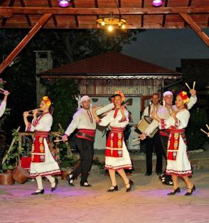 一群人在舞台上跳舞