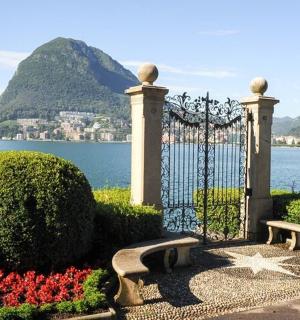 有门的花园，水前有花