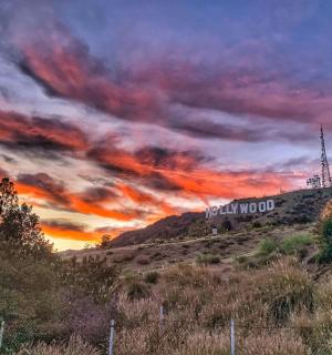 山顶上的建筑,可欣赏日落