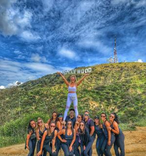 一群人站在山顶上