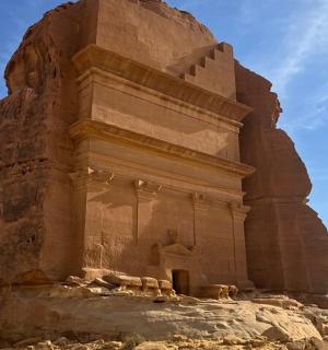 沙漠中的一座大型石头建筑