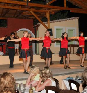 一群人在舞台上跳舞