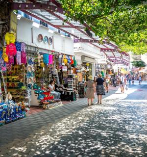 一群人走过一条有商店的街道