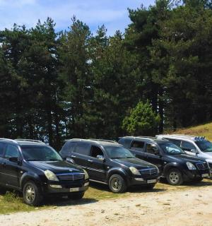 一群汽车停在一条土路上