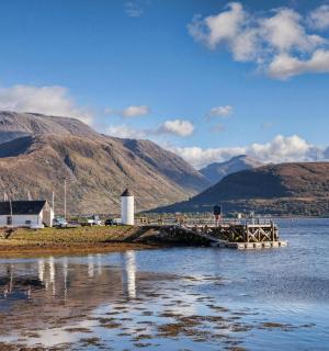 湖边的码头，背景是群山