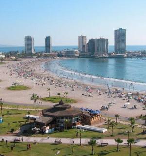 人山人海的海滩