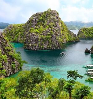 海湾景色，水中有一艘船