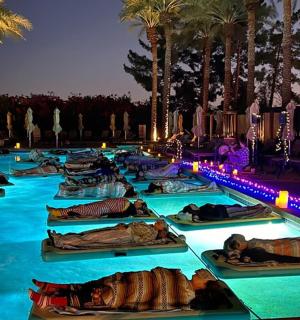 一群人晚上躺在游泳池里