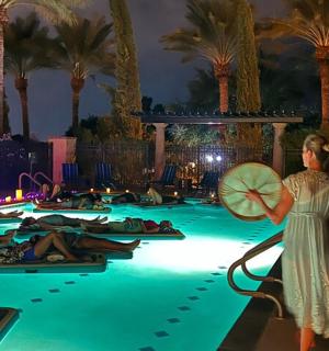 一名女子在游泳池里撑着阳伞