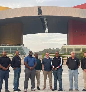 一群男人站在一栋建筑物前