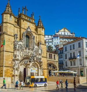 一辆巴士停在一栋建筑物前