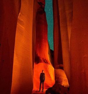 osoba stojící v tunelu v kaňonu