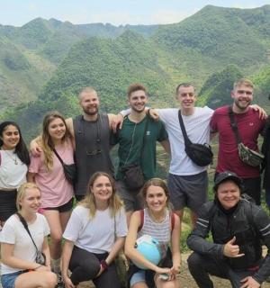 一群人在山前摆姿势