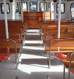 prázdný vagón vlaku s dřevěnými stoly a židlemi