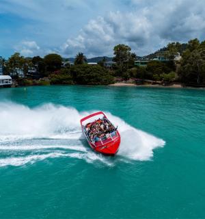 一群人在水中的船里