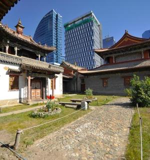 pár budov ve městě s mrakodrapy