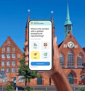 一个人在建筑物前举着手机