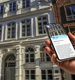 一个人在建筑物前拿着手机