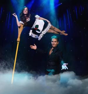 muž a žena na pódiu s mraky