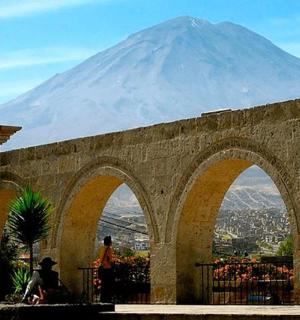 石桥后面远处的一座山