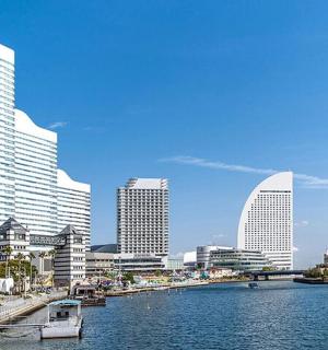 一座有摩天轮的城市和一条有建筑物的河流