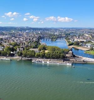 河流与城市的鸟瞰图