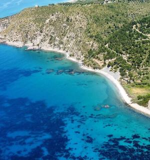 letecký pohled na pláž a oceán