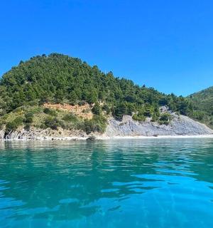 pohled na vodní plochu s horami