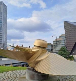 eine Vogelstatue in einer Stadt