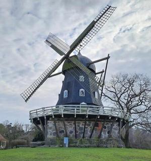 田野上的一座蓝色大风车