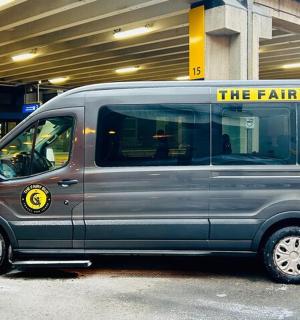 ein grauer Lieferwagen auf einem Parkplatz