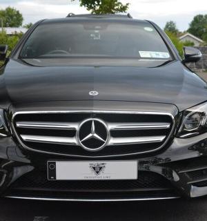 一辆黑色汽车停在停车场