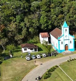 Letecký pohled na kostel s auty zaparkovanými kolem něj