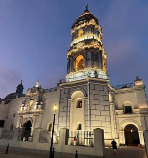 一座顶部有塔楼的大楼