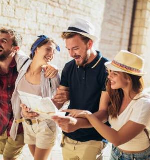 一群人在街上行走