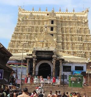 一群人站在一栋大楼前