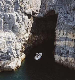 岩石峡谷洞穴中的一艘船