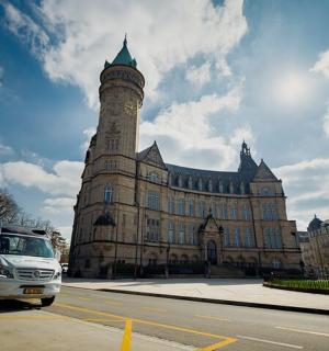 一辆货车停在一栋大楼前