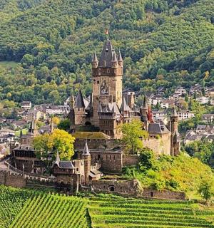 山上有一座带钟楼的古老城堡