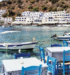 一组桌椅和水中的一艘船