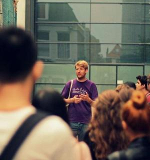 站在人群中的男人