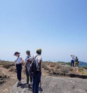 skupina lidí stojící na vrcholu kopce